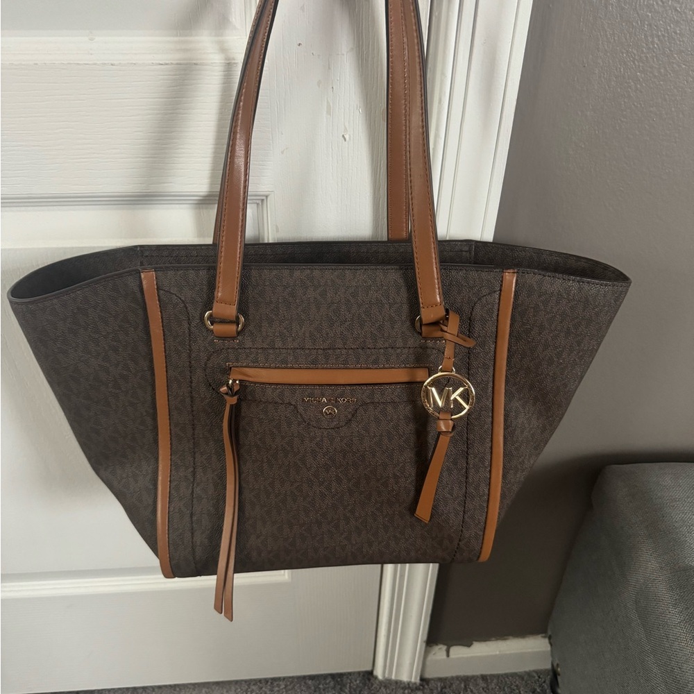 Michael Kors jet set Carine Medium Logo Tote Bag